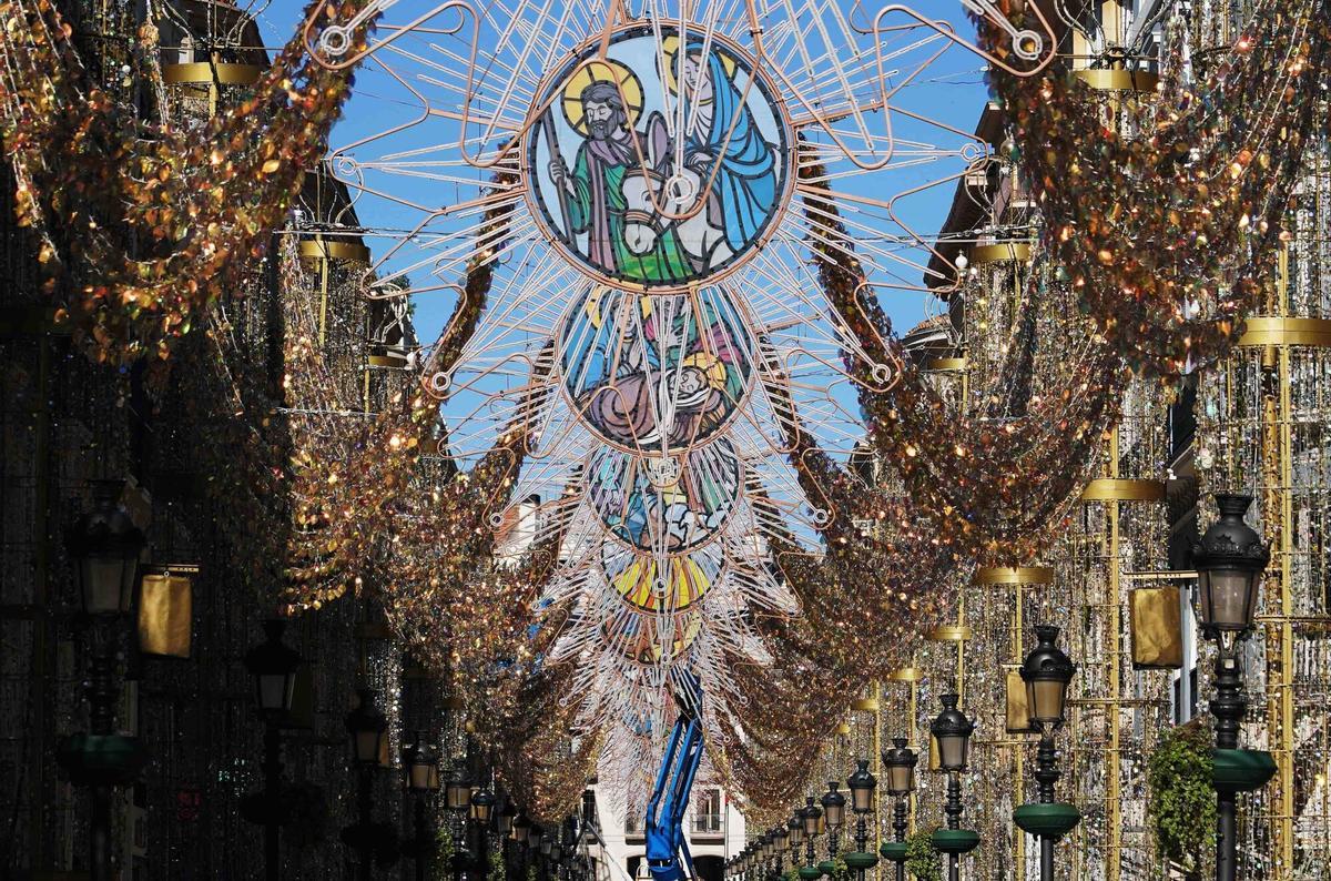 Montaje de las luces de Navidad en la calle Larios