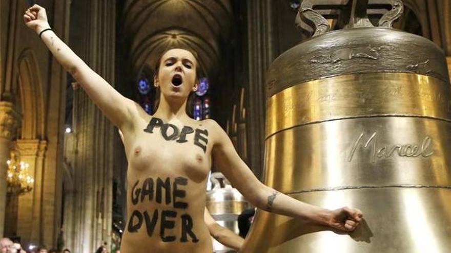 Desnudas en Notre-Dame contra el Papa