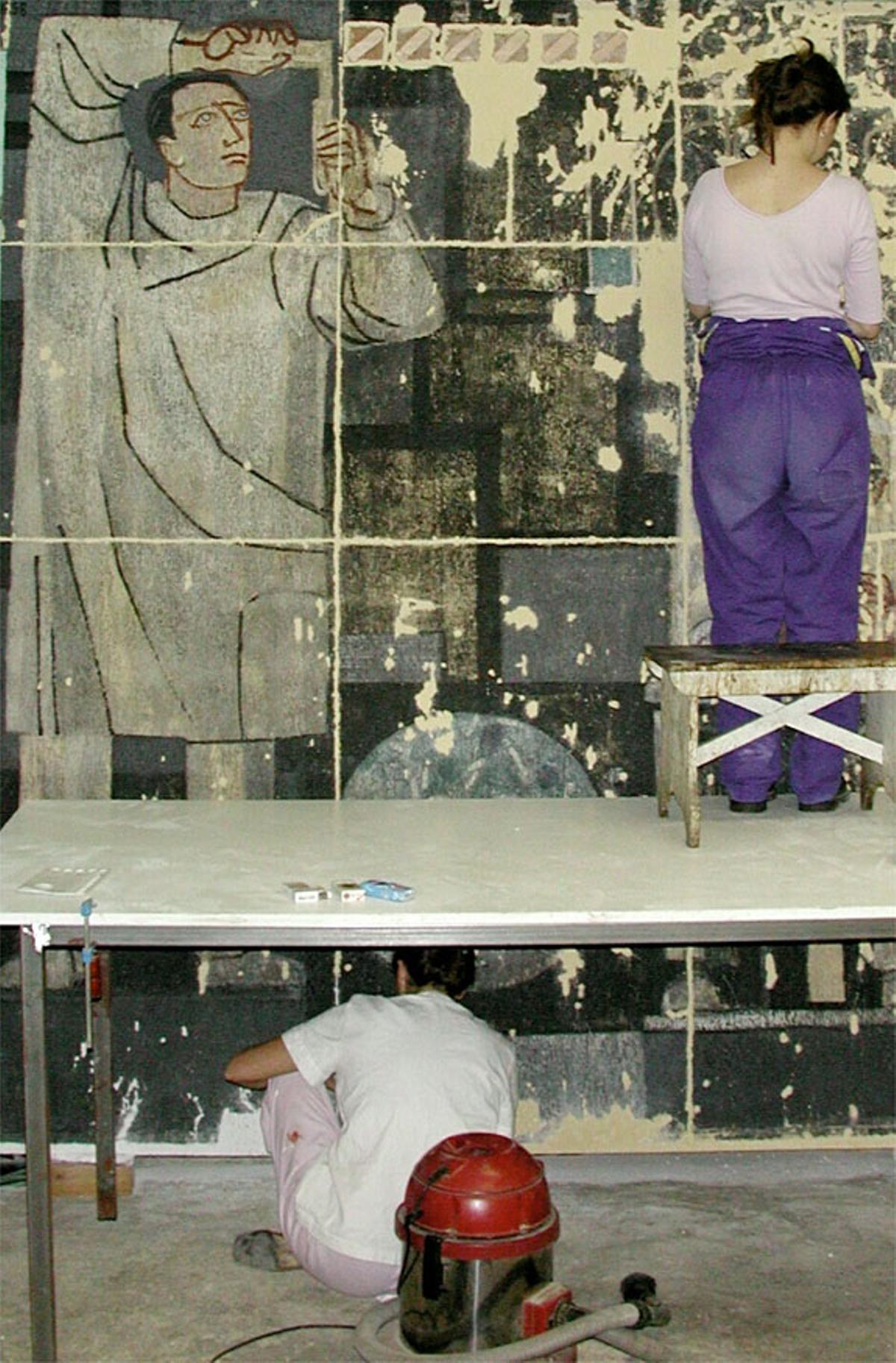 Trabajos de restauración de «Alegoría de la Medicina» de Joaquín Vaquero Turcios, en 2003.