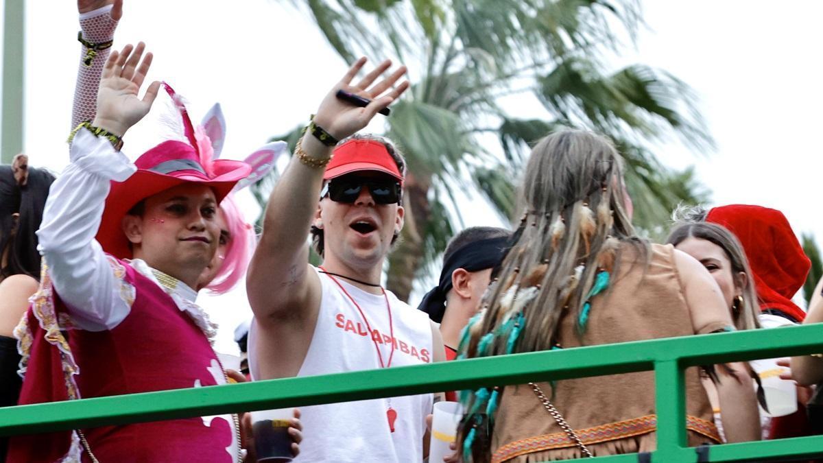 Quevedo baila con el público y enciende la Cabalgata