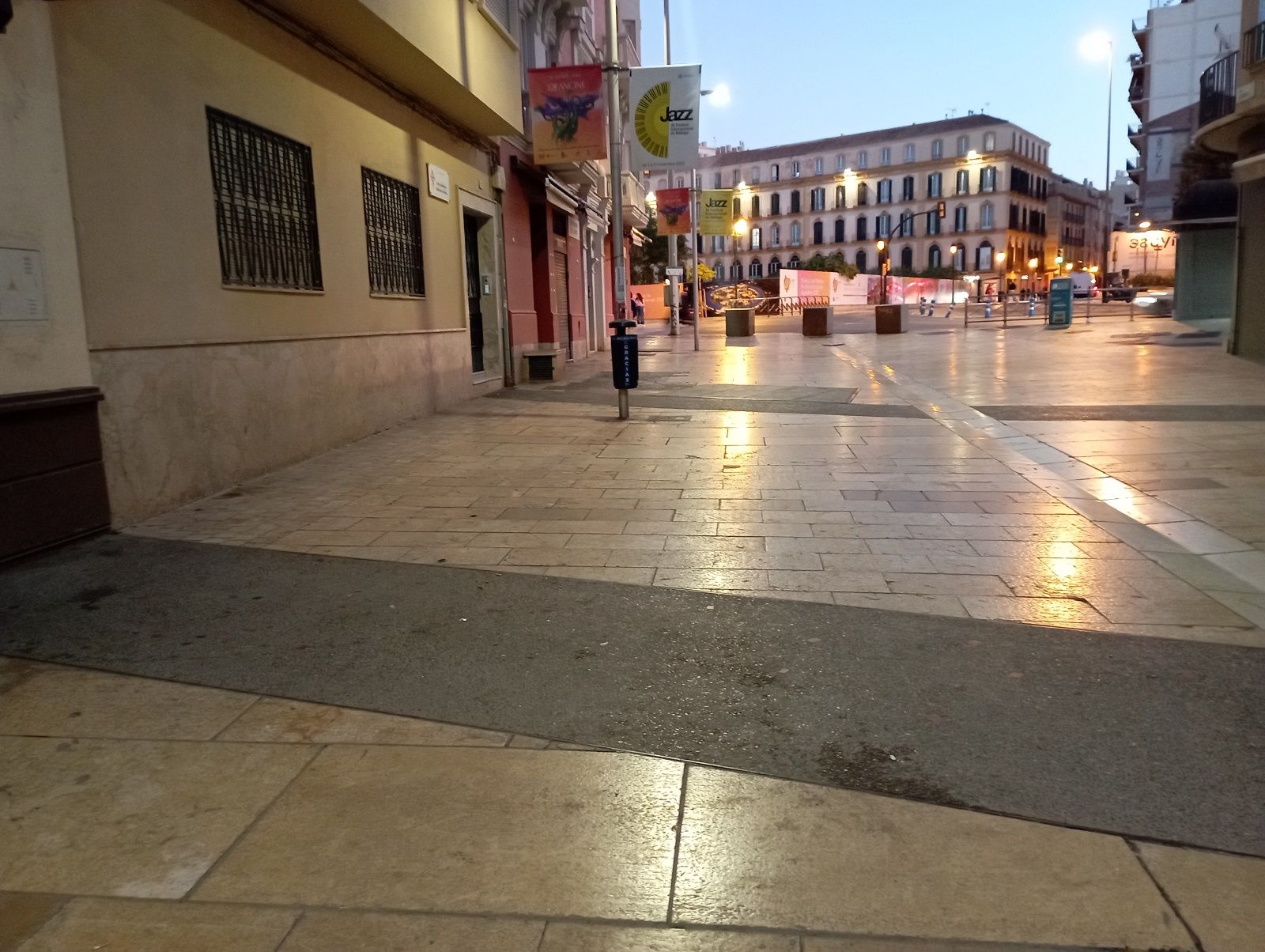Las planchas de calle Alcazabilla, a primera hora de ayer.