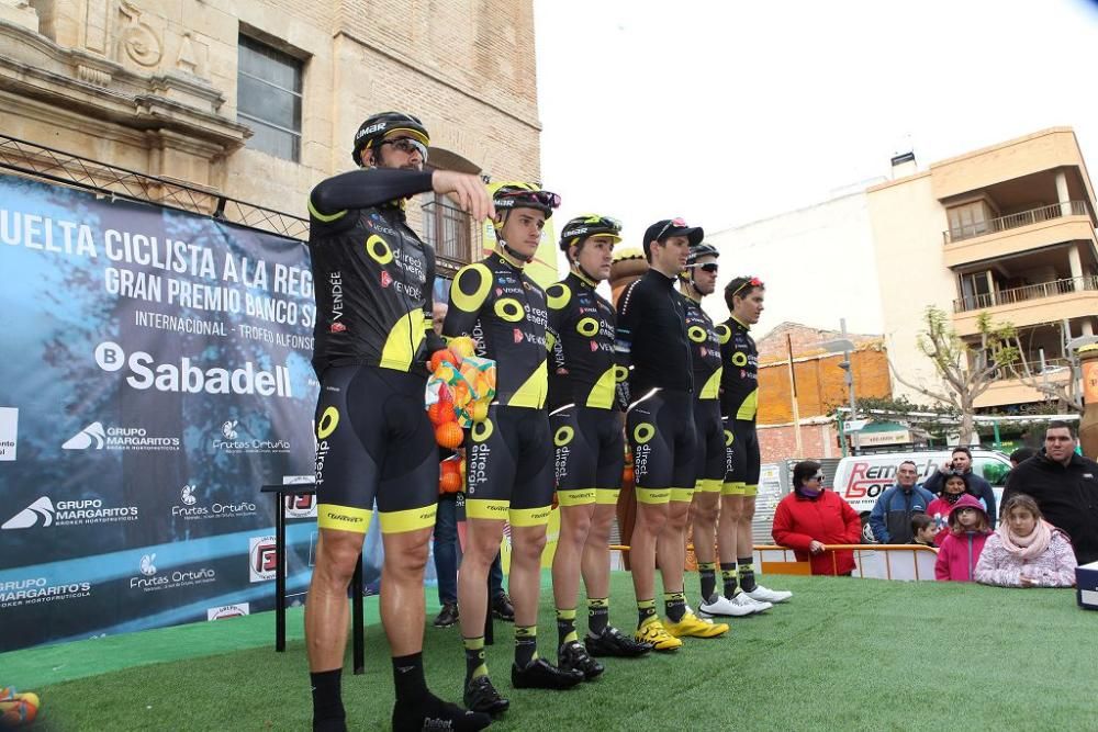 Ambiente a la salida y la llegada de la Vuelta Ciclista a Murcia