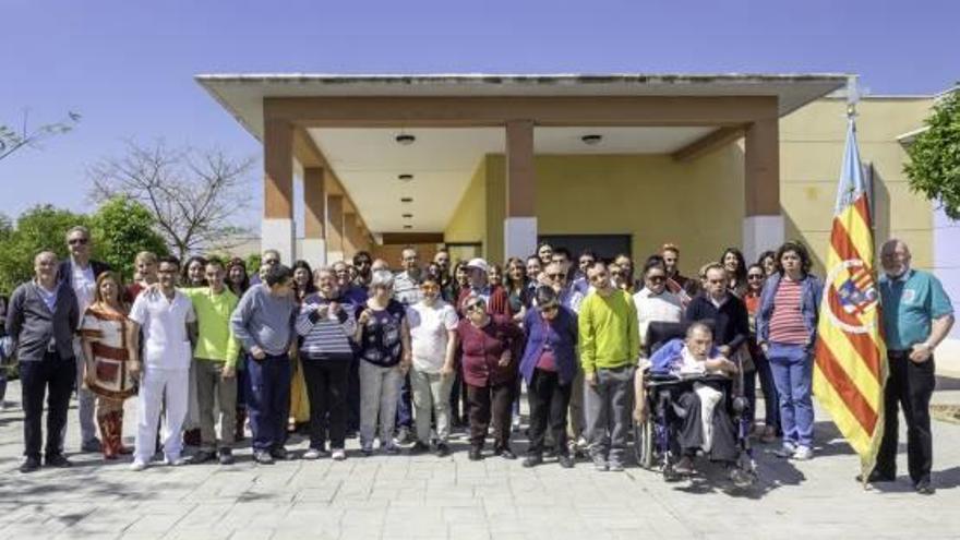 Una imagen de la visita que realizaron ayer los festeros al centro sociosanitario de Crevillent.