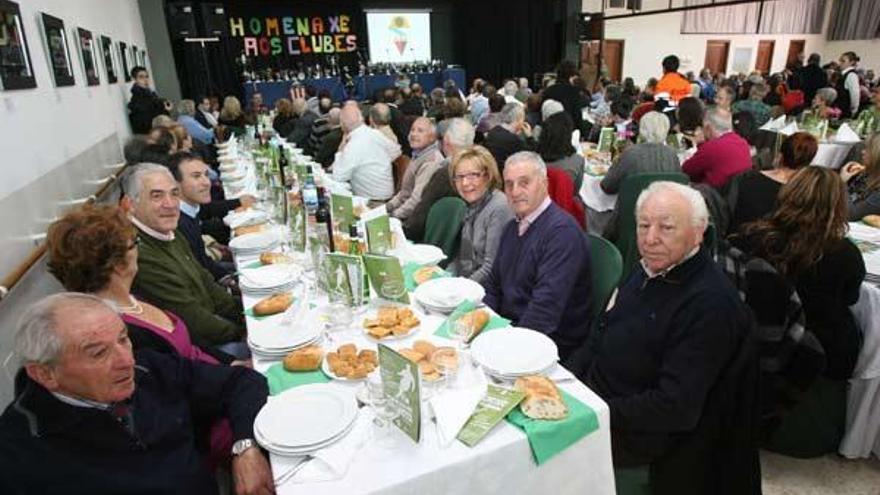 Asistentes al homenaje, en los locales de la Asociación de Vecinos de Lavadores. // Jesús de Arcos