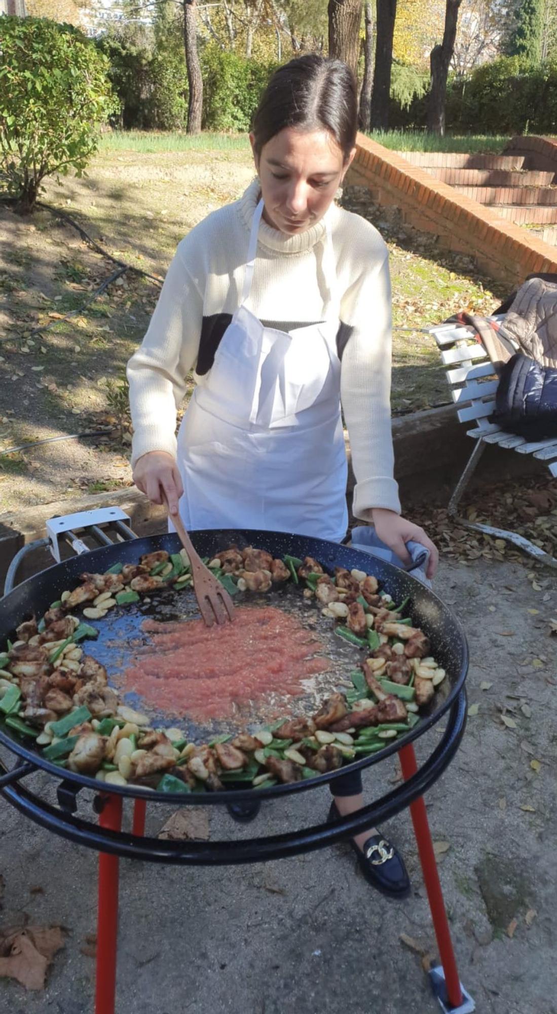 Marta Llueca, preparando una paella.