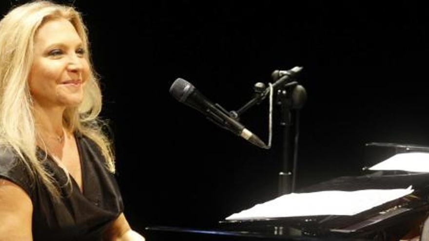 La pianista Eliane Elias, un ejemplo del jazz brasileño, tocó con alegría arrancándose a bailar mientras cantaba.