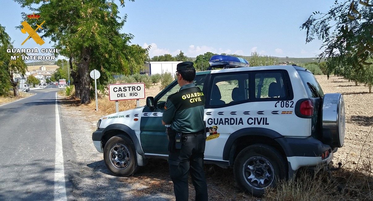 Patrulla de la Guardia Civil a la entrada de Castro del Río.