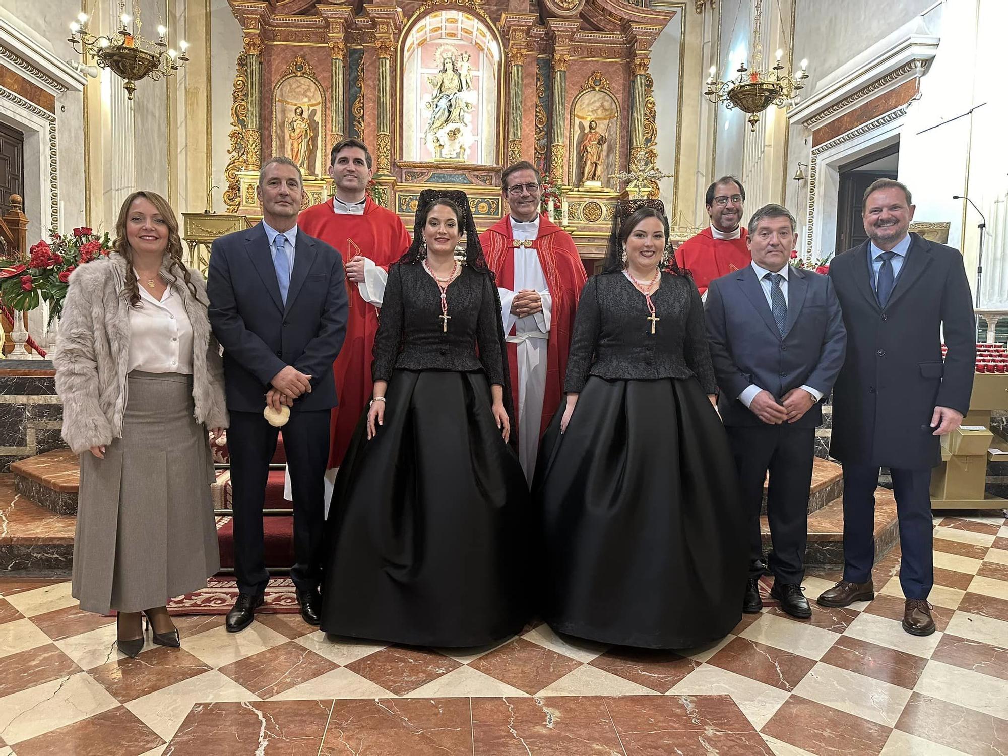 Las camareras del Cristo 2024, Maria Cuñat y Cristina García, junto al alcalde de Silla, Vicente Zaragozá, y otras autoridades.