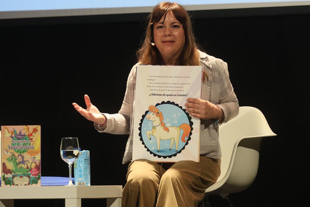 Es la primera vez que la escritora Ana Punset visita la isla de Ibiza para presentar sus libros.