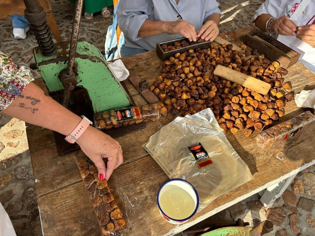 Trabajos de manipulación tradicional de higo en una pasada edición de la feria.