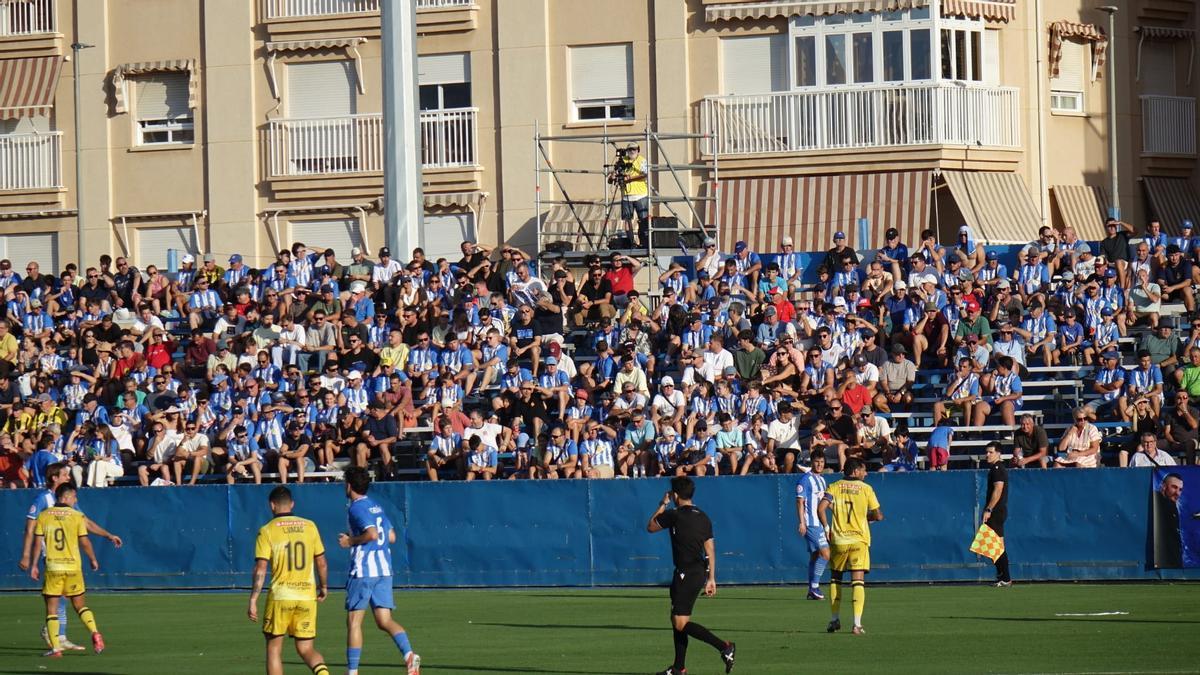 Aspecto de la grada del Centenario El Rubial en el encuentro ante el Alcorcón