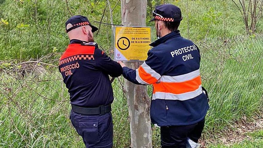 Dos integrants de l&#039;associació, amb un cartell informatiu