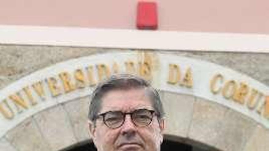 El rector Julio Abalde.