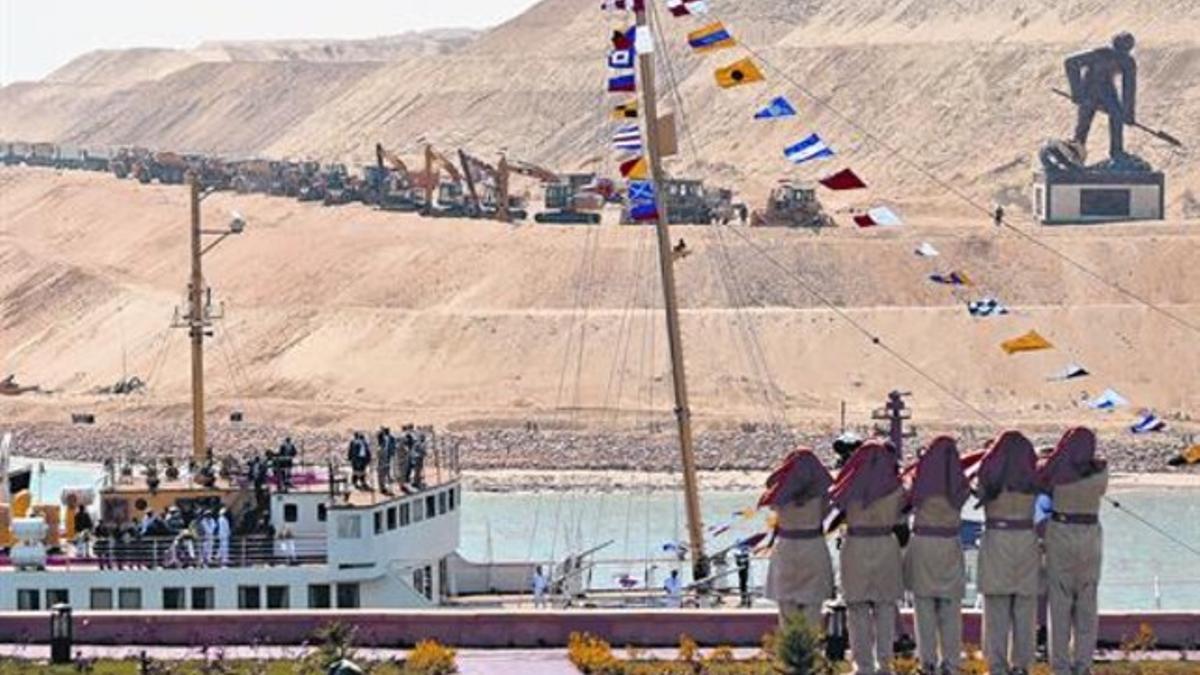 El presidente Al Sisi y sus invitados recorren en barco la nueva vía del canal.