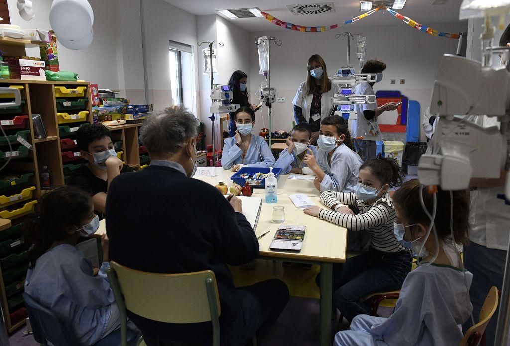 Pedro Cano lleva la pintura a Oncología Infantil de la Arrixaca