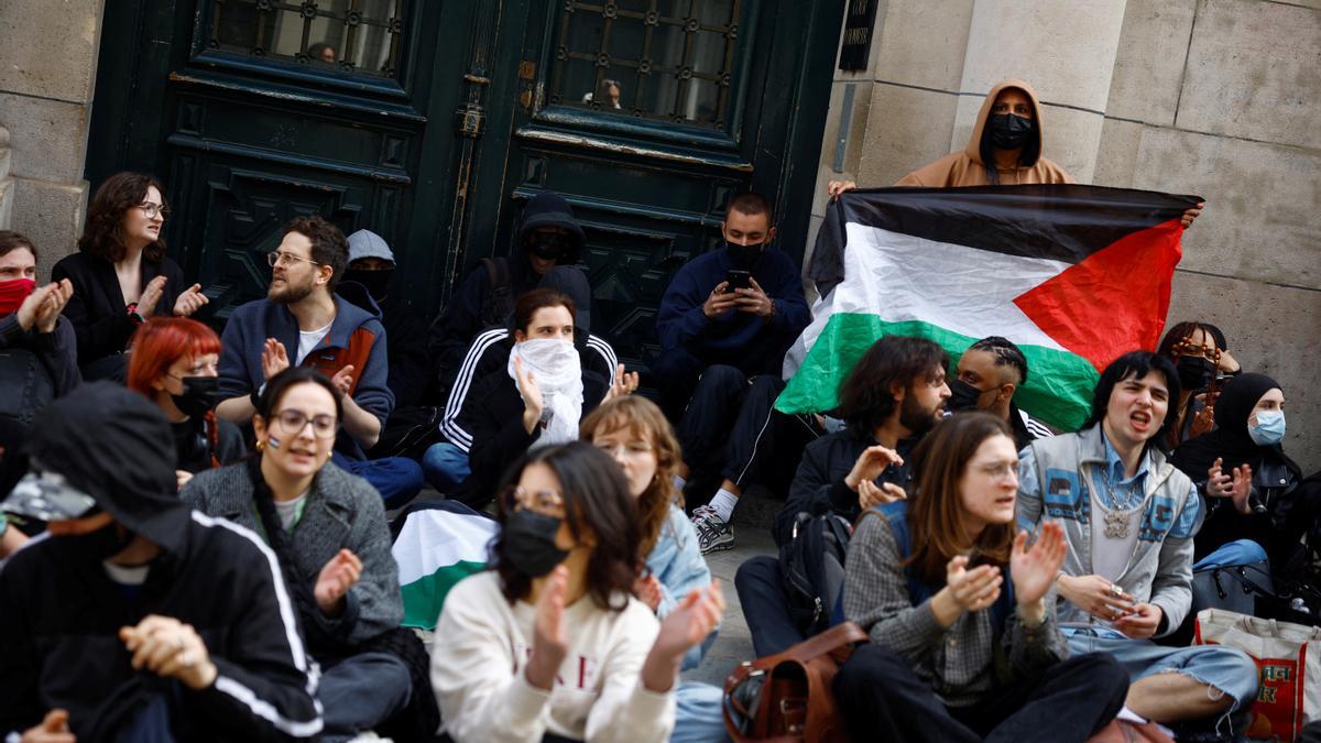 Estudiantes defensores del pueblo gazatí bloquean la entrada a la Universidad de La Sorbona de París.
