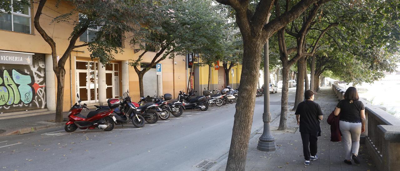 El passeig de José Canalejas compta amb diferents locals d’oci nocturn, a la mateixa via o en carrers propers