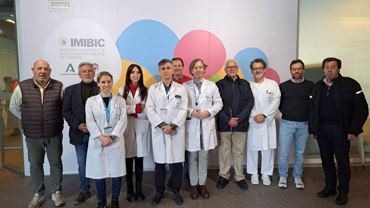 Representantes de Aceade, del hospital Reina Sofía y del Imibic, el día que fue entregada la donación.