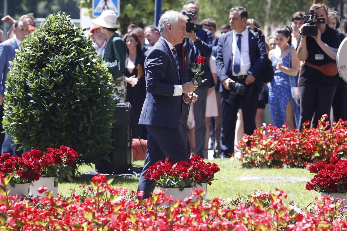 ERMUA (BIZKAIA), 10/07/2022.-El lehendakari Iñigo Urkullu, durante la ofrenda floral este domingo en la localidad vizcaína de Ermua, en la conmemoración del 25 aniversario del secuestro y asesinato del concejal del PP Miguel Ángel Blanco por ETA, con un homenaje de Estado que estará presidido por el rey.- EFE/Javier Etxezarreta