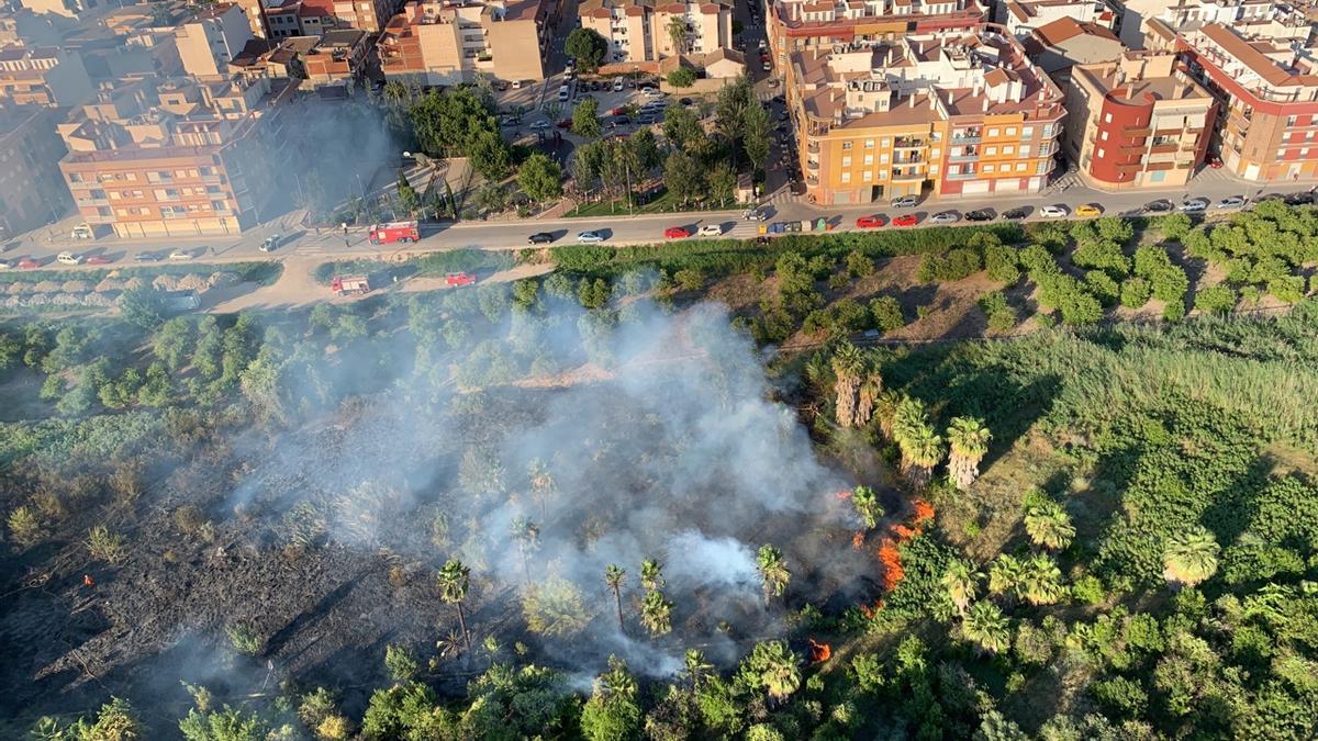 Imagen del incendio, en Beniel.