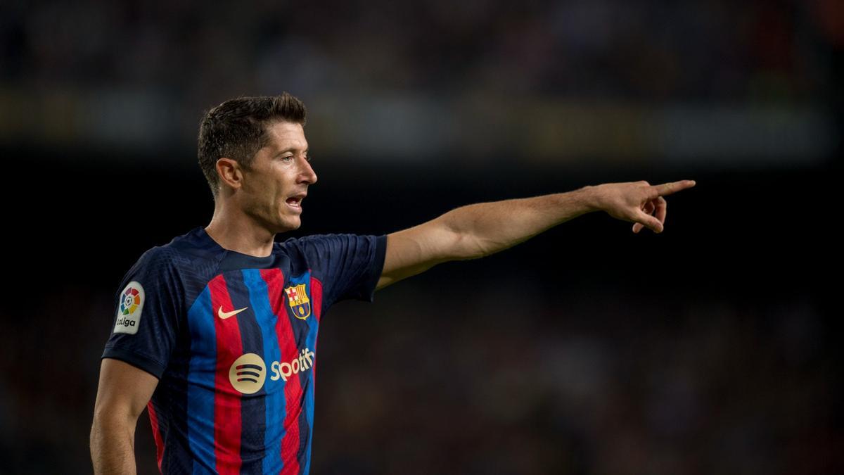 Lewandowski da órdenes a sus compañeros durante el Barça-Celta en el Camp Nou.