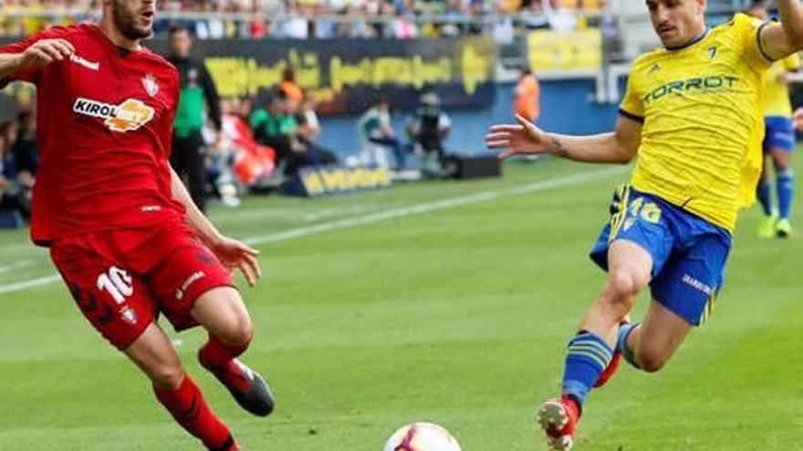 Un instante del Cádiz-Osasuna disputado ayer en el Carranza.