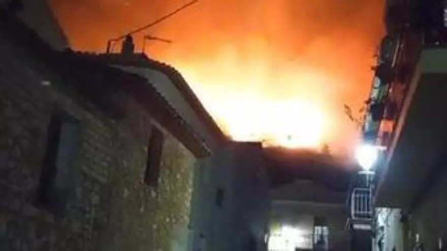 Estabilizan el incendio de Ràfol d'Almúnia tras desalojar viviendas y confinan a vecinos