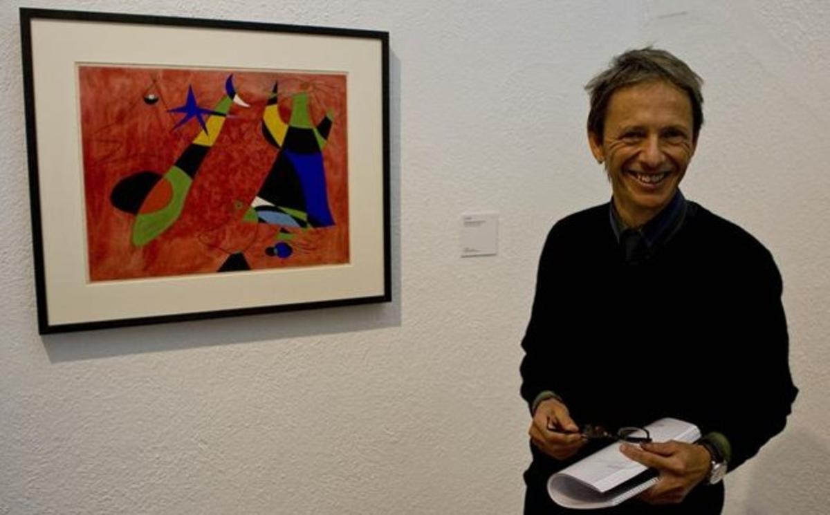 Emili Fernández Miró al costat d’una de les obres cedides a la Fundació Miró el 2010.