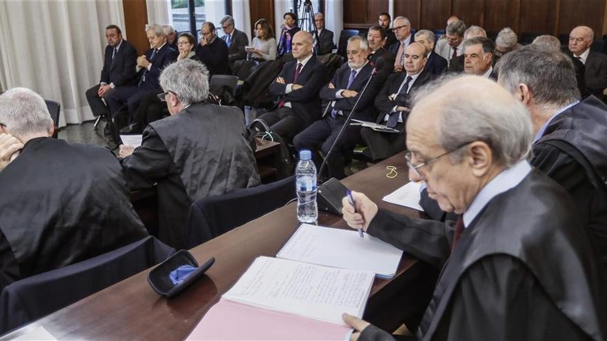 Aplazan el juicio de los ERE para dar tiempo a la defensa tras los cambios de la Fiscalía