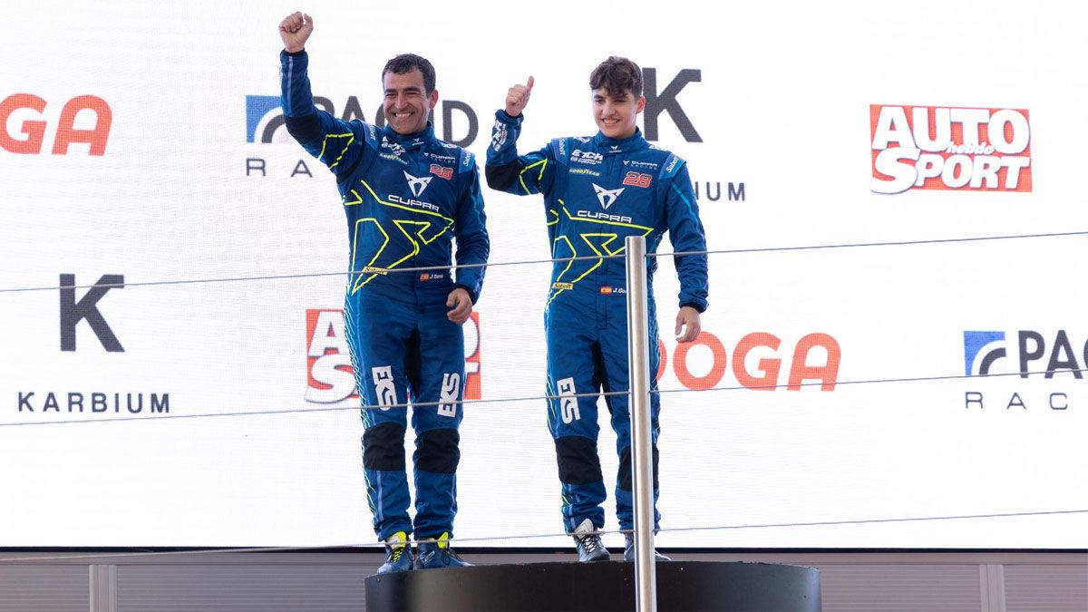 Jordi Gené y su hijo Eric, en el podio del Circuit