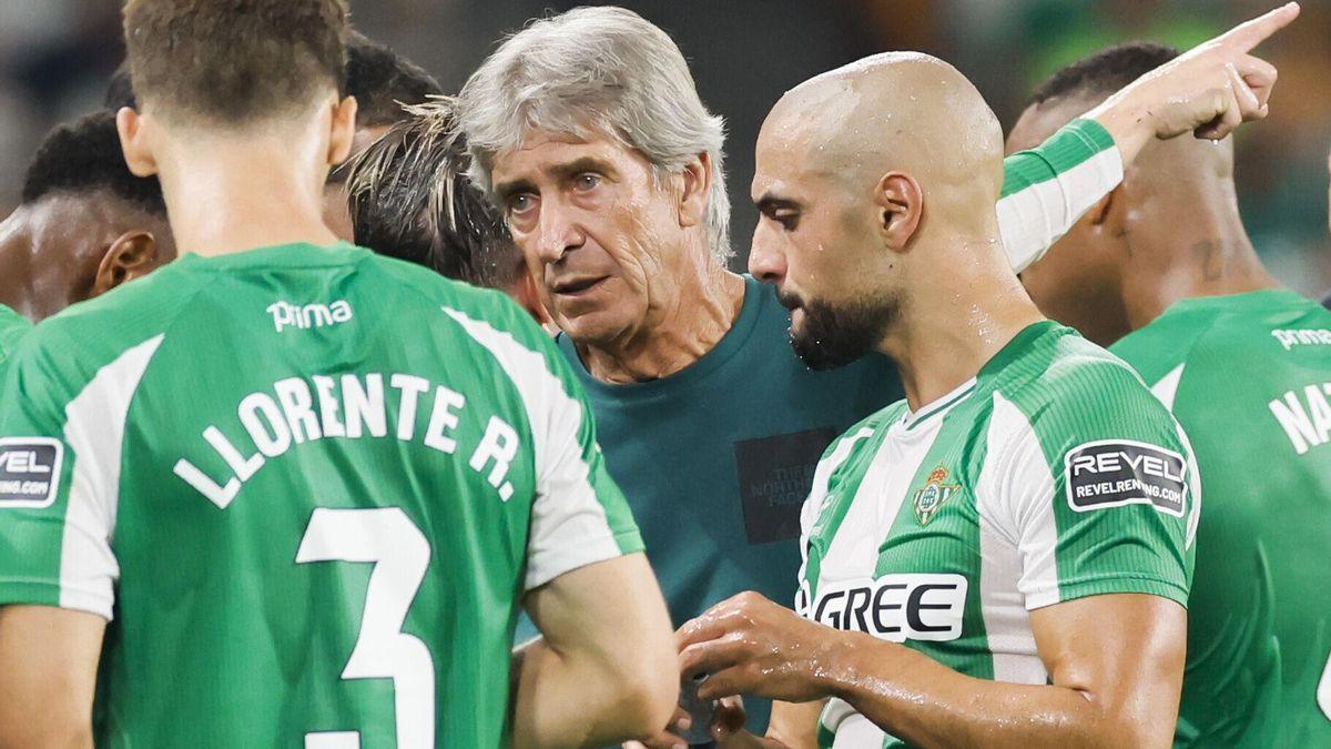 Manuel Pellegrini habla con Diego Llorente y Sofyan Amrabat durante el Real Betis - Real Sociedad en el estadio de La Cartuja.