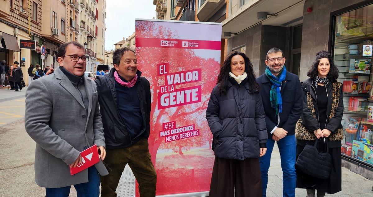 La candidata de Izquierda Unida-Movimiento Sumar a las elecciones del 8F, Marta Abengochea, junto compañeros de candidatura como Álvario Sanz y Jesús García Usón, en la calle Predicadores este lunes.