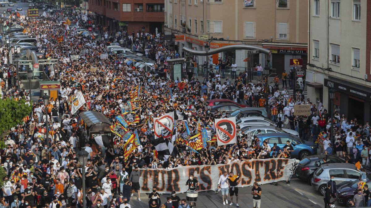 Las imágenes de la marcha de la afición valencianista contra Lim