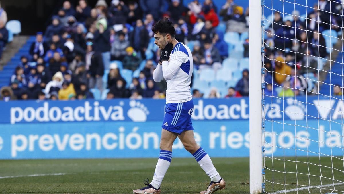 Miguel Puche se lamenta de una oportunidad perdida durante el encuentro disputado en La Romareda ante el Burgos.