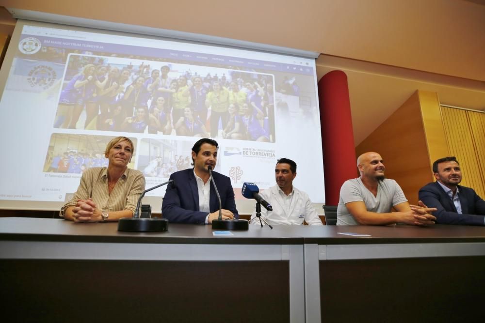 Convenio de patrocinio de Torrevieja Salud del Club Balonmano Mare Nostrum en centro hospitalario con la asistencia de más de 150 deportistas