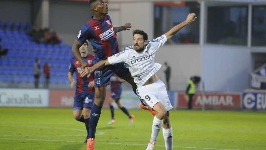 Jair disputa un balón con Toché.