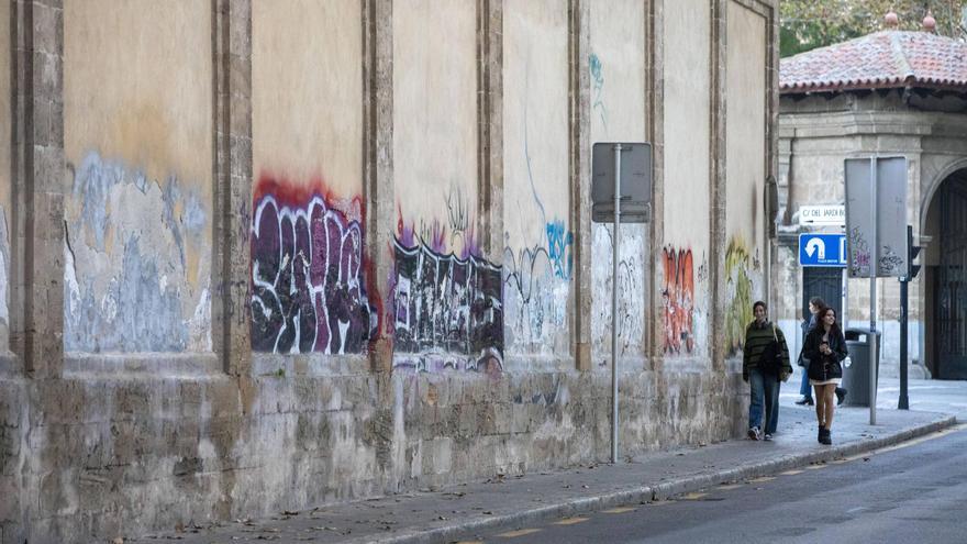 Desinterés de los hoteleros de Palma por limpiar de grafitis el muro del convento de Santa Magdalena