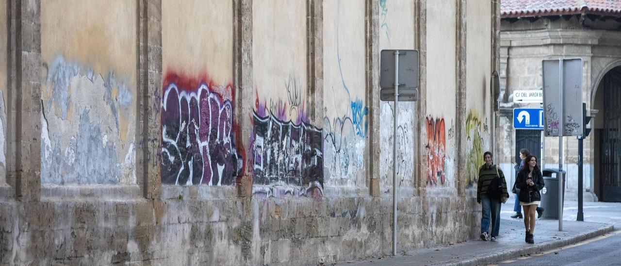 El muro del convento ha sido objeto de vandalismo durante años.