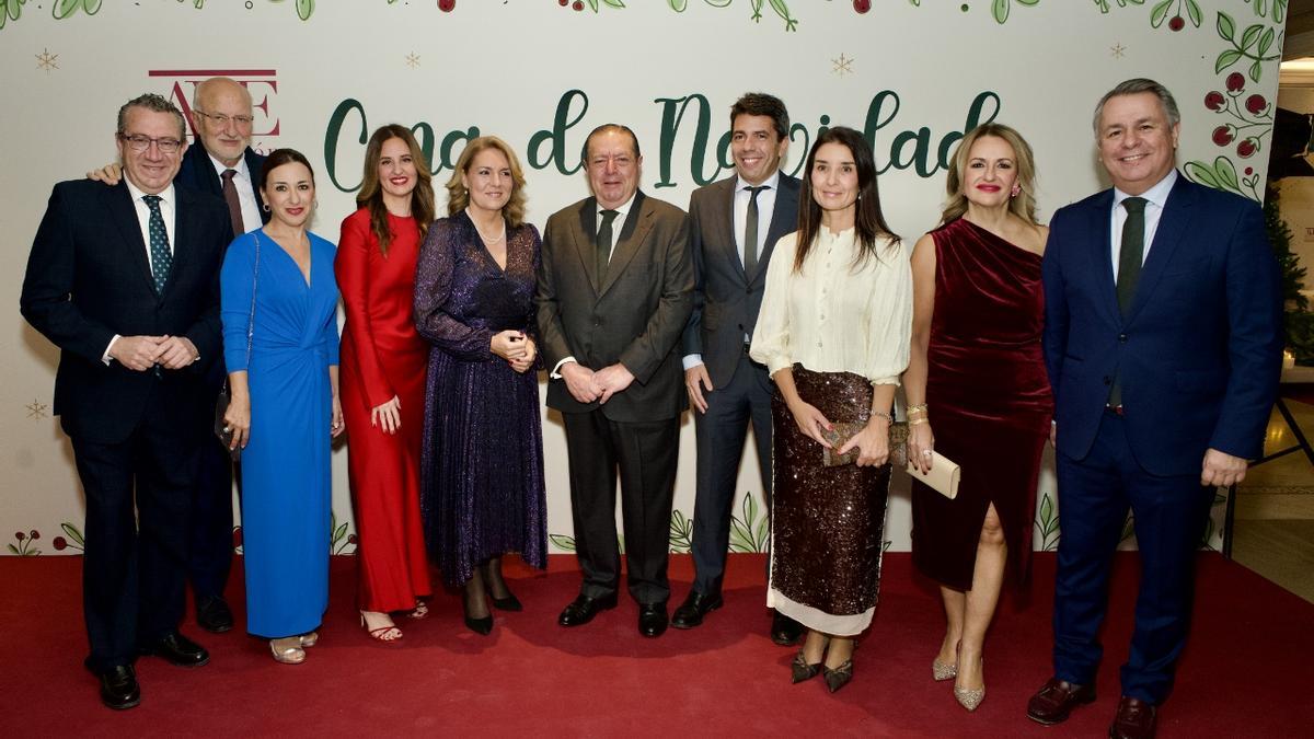 De izquierda a derechas, Toni Pérez, presidente de la Diputación de Alicante; Juan Roig, presidente de Mercadona; Eva Toledo, presidenta de El Círculo-Directivos de Alicante; Esther Guilabert, secretaria general de la CEV; Susana Camareno, vicepresidenta segunda y consellera de Servicios Sociales, Igualdad y Vivienda; Vicente Boluda, presidente de AVE; Carlos Mazón, president de la Generalitat Valenciana; Ruth Merino; consellera de Hacienda, Economía y Administración Pública; Nuria Montes, consellera de Innovación, Industria, Comercio y Turismo; Diego Lorente, secretario general de AVE.