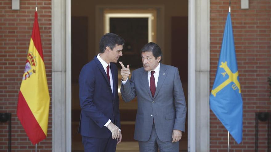 Pedro Sánchez y Javier Fernández en la Moncloa