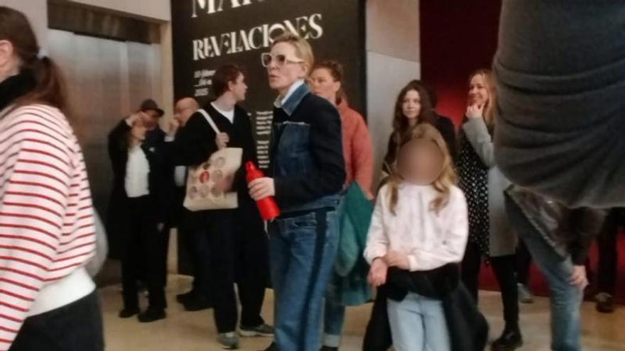 Cate Blanchett se deja ver en el Museo Thyssen durante su discreta escapada familiar a Madrid
