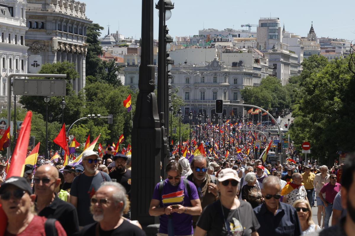 Republicanos se manifiestan contra la monarquía