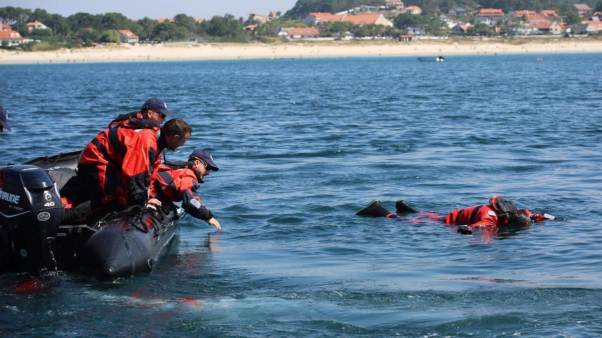 Los militares probando los trajes de supervivencia que usan en las gélidas aguas antárticas.