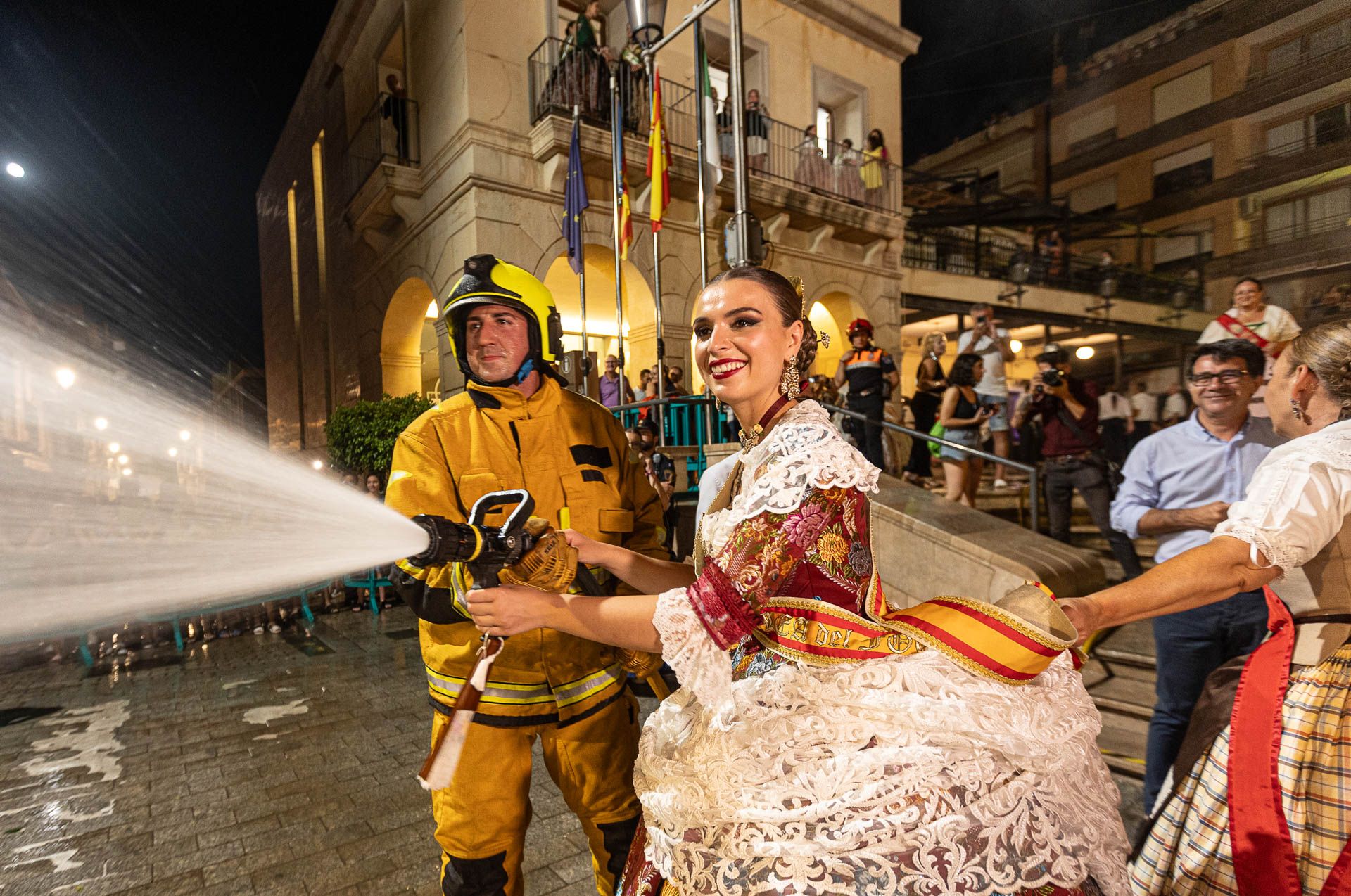 El fuego consume las Hogueras de San Vicente