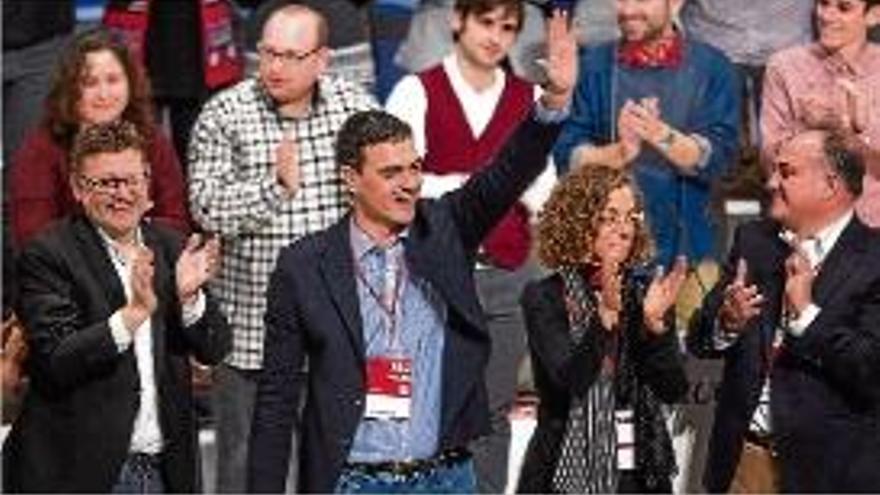 Sánchez, al centre, amb el suport del partit.