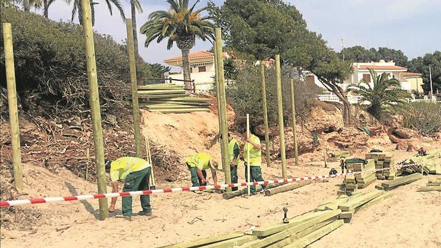 Reconstruyen la pasarela del sendero litoral de Alcossebre