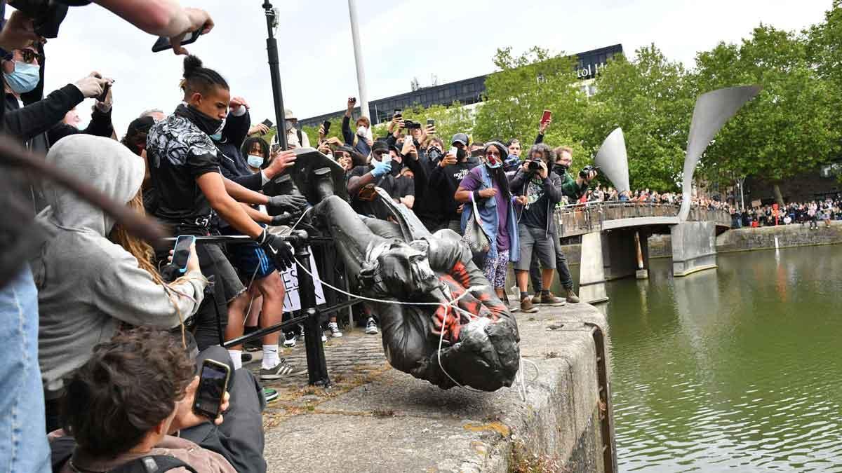 Arrojada al agua la estatua de Edward Colston, comerciante de esclavos del siglo XVII, en Bristol