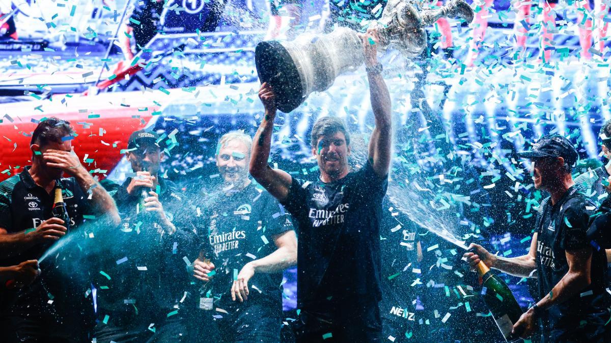 El timonel del New Zealand, Peter Burling, con el trofeo