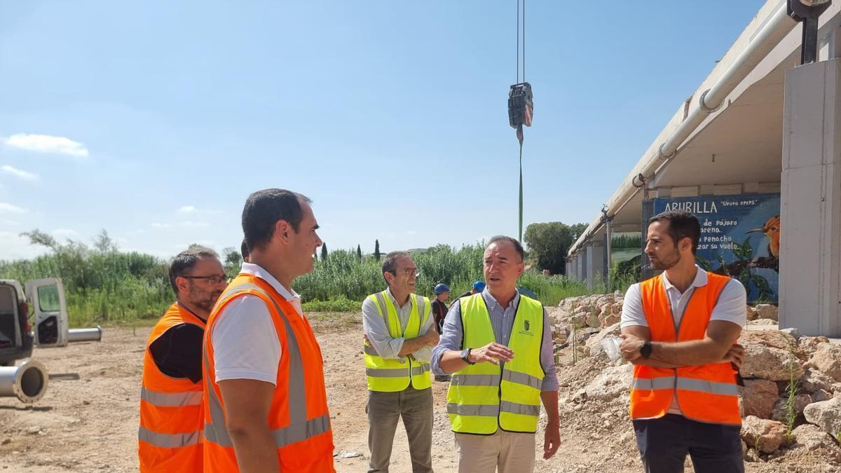Robert Raga, alcalde de Riba-roja, visita las obras.