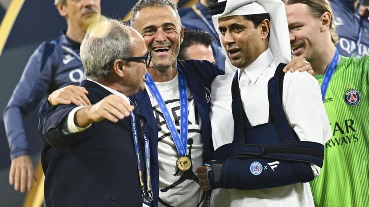 Luis Enrique, en el centro con su medalla, al lado del director deportivo del PSG, Luis Campos, y de su presidente, Nasser Al-Khelaifi, a la derecha. | EFE